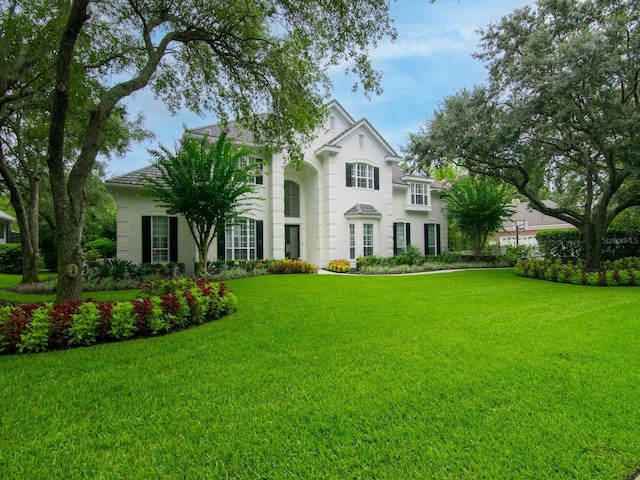 view of front facade featuring a front yard