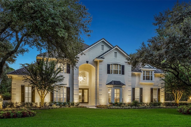 view of front of home featuring a front lawn