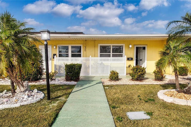 view of front of home featuring a front yard