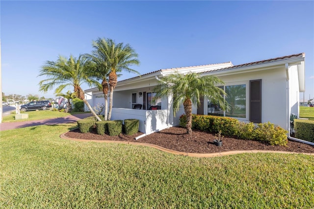 view of front of property featuring a front yard