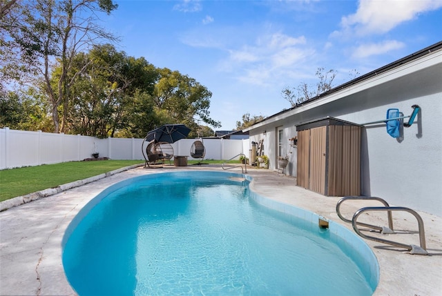 view of swimming pool with a yard