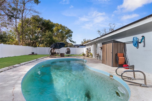 view of swimming pool featuring a yard