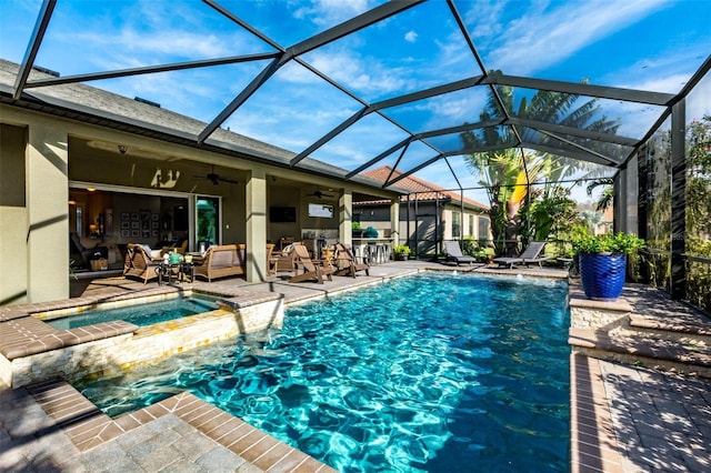 view of swimming pool featuring a patio, a pool with connected hot tub, an outdoor hangout area, a ceiling fan, and a lanai