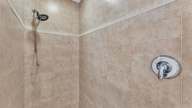 room details featuring a tile shower