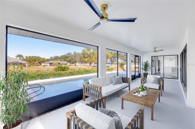 sunroom with ceiling fan