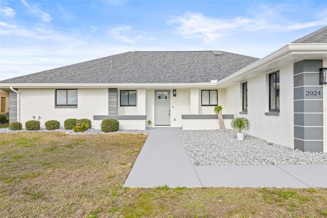 view of front of property featuring a front yard