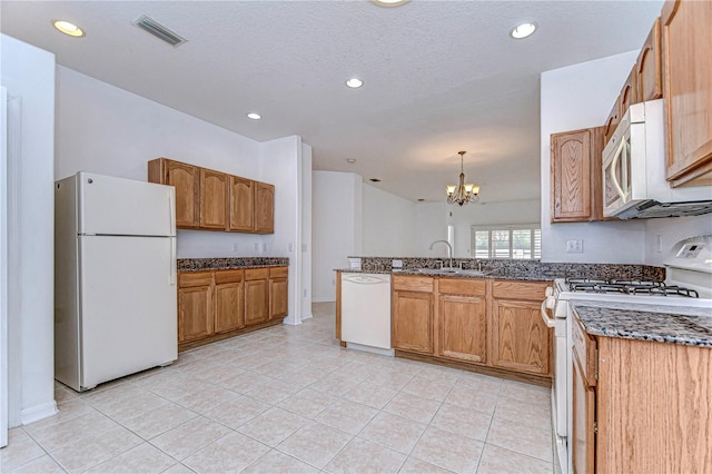 kitchen with sink, hanging light fixtures, a notable chandelier, kitchen peninsula, and white appliances