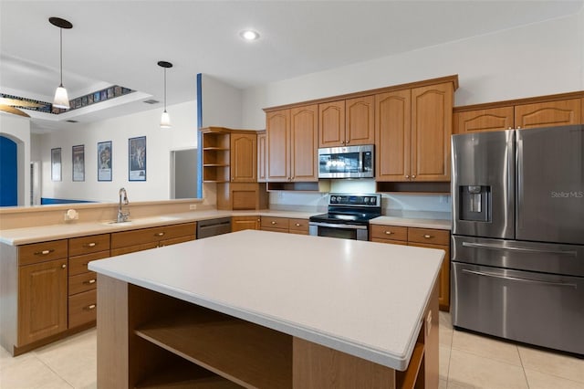 kitchen with sink, hanging light fixtures, a kitchen island, kitchen peninsula, and stainless steel appliances