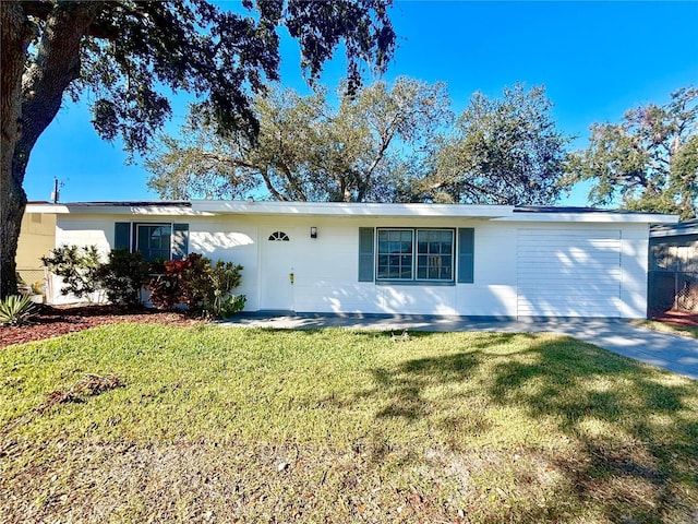 ranch-style home featuring a front lawn