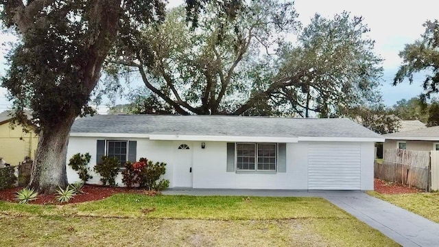 single story home featuring a front yard