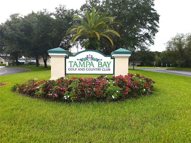 community sign with a lawn