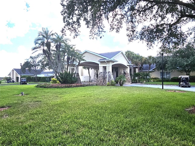 view of front of property featuring a front lawn