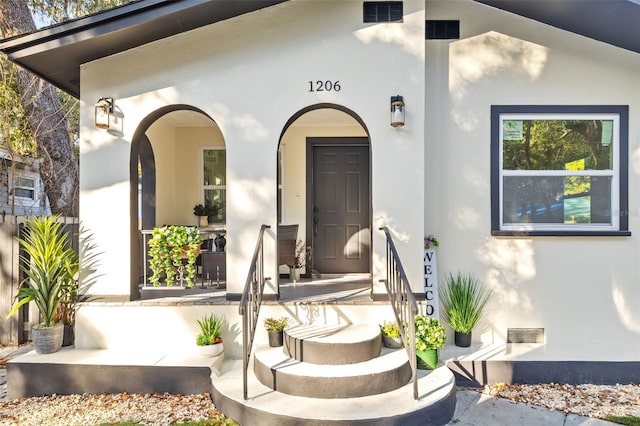 property entrance featuring a porch