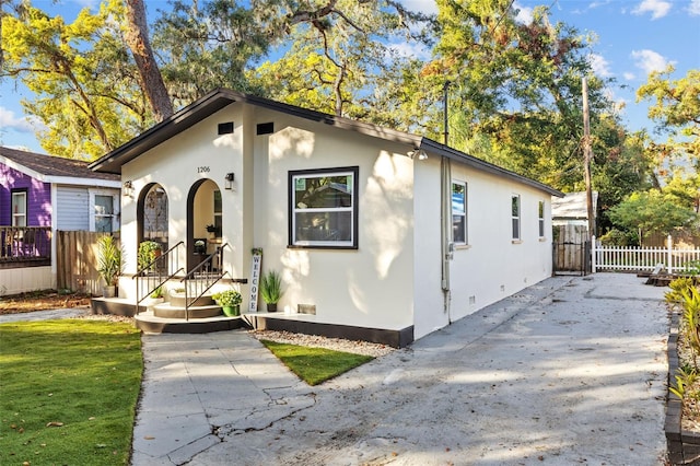 bungalow-style house featuring a front lawn and a porch