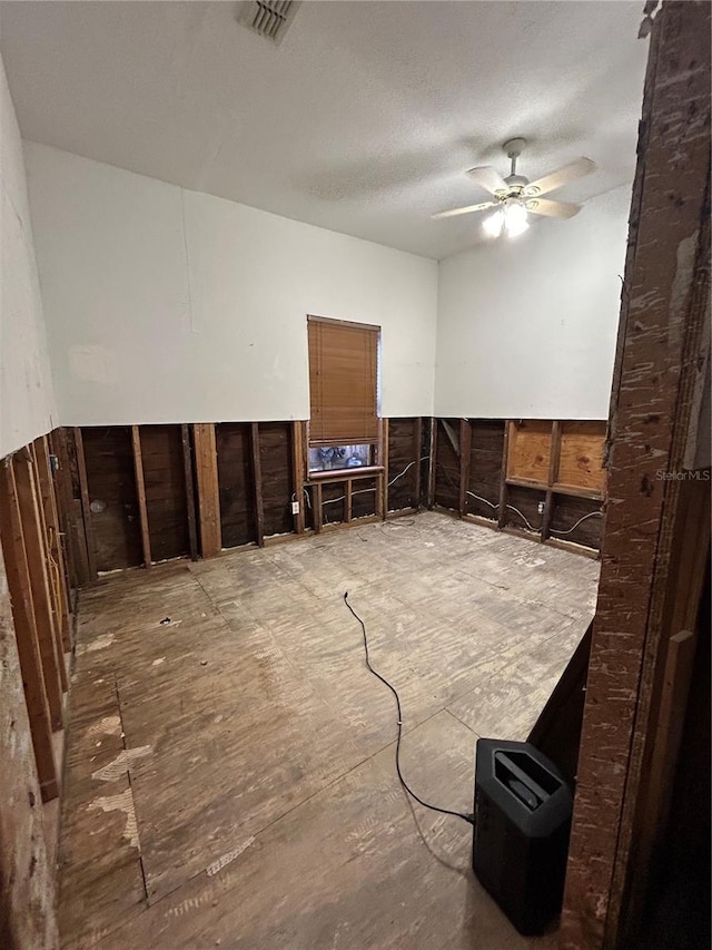 empty room featuring ceiling fan