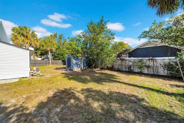 view of yard with a storage unit