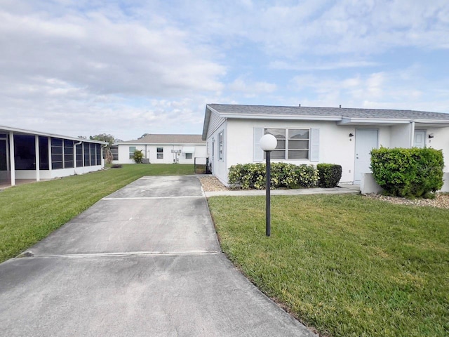 view of front facade featuring a front yard