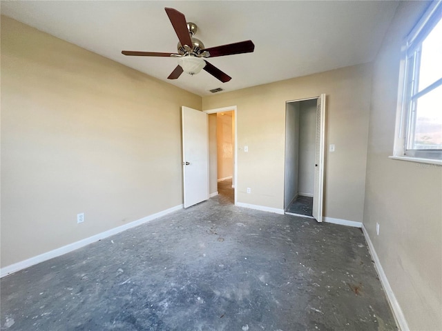 unfurnished bedroom with ceiling fan and a closet