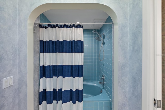 bathroom featuring shower / bath combo