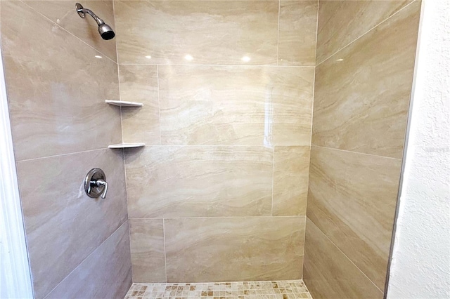 bathroom featuring tiled shower