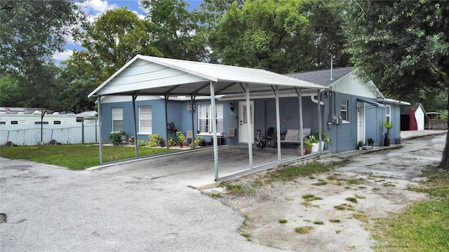 view of front of house with a carport and a front yard