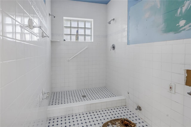 bathroom featuring a tile shower