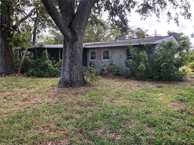 exterior space featuring a front yard