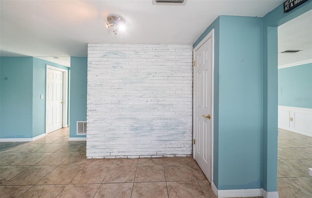 empty room featuring light tile patterned floors