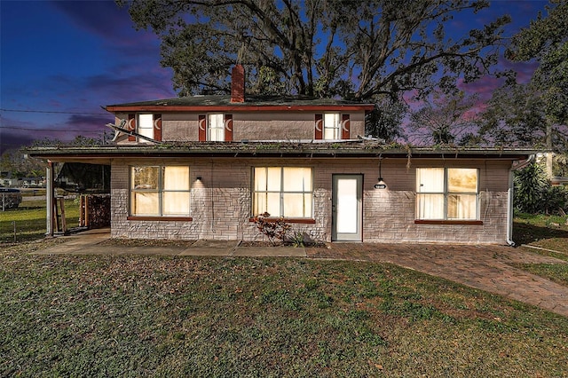 view of front facade featuring a lawn