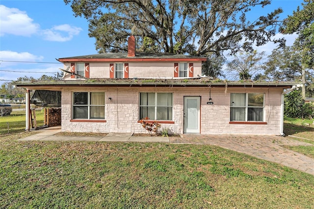 view of front of home featuring a front lawn