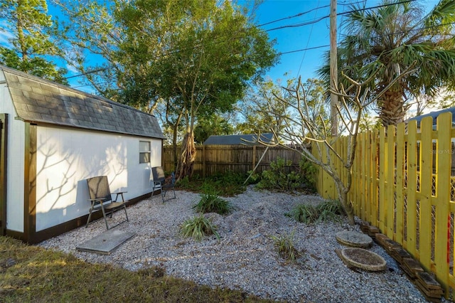 view of yard featuring a shed