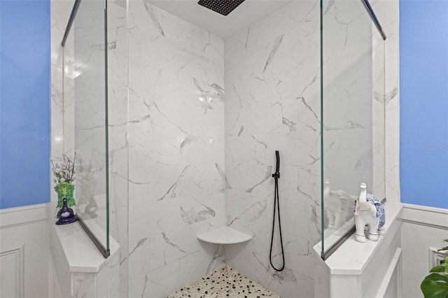 bathroom featuring a tile shower