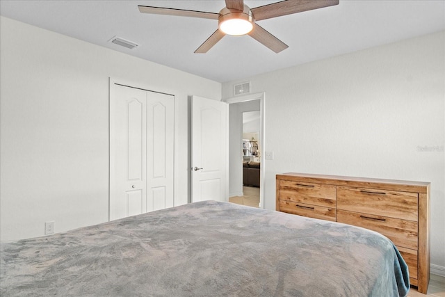 unfurnished bedroom with ceiling fan and a closet