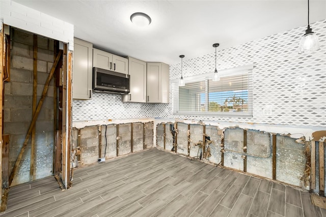 kitchen with decorative light fixtures, backsplash, and gray cabinets