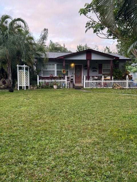 view of front facade with a lawn