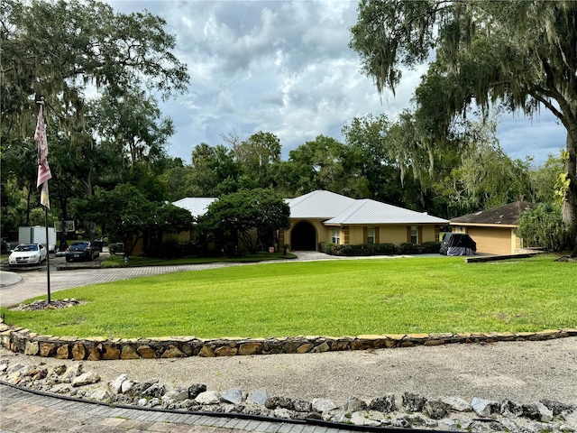 single story home with a front yard