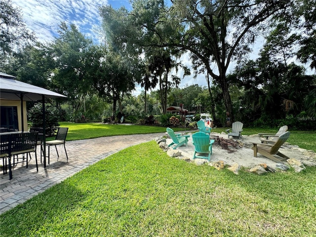 view of yard featuring a fire pit