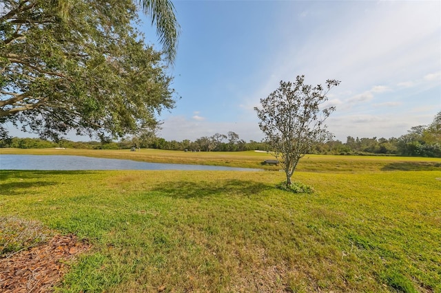 view of yard featuring a water view