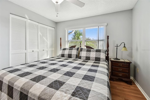 bedroom with hardwood / wood-style flooring, ceiling fan, a textured ceiling, and a closet