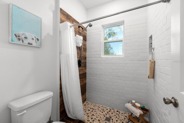 bathroom featuring a shower with curtain and toilet