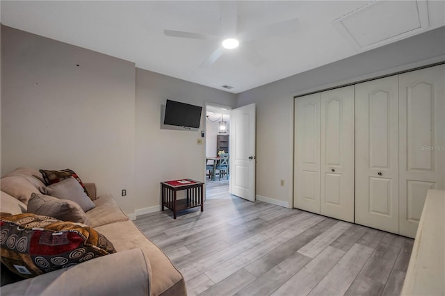 living room with light hardwood / wood-style floors and ceiling fan