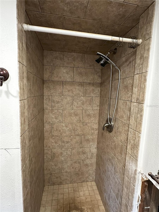 bathroom featuring tiled shower