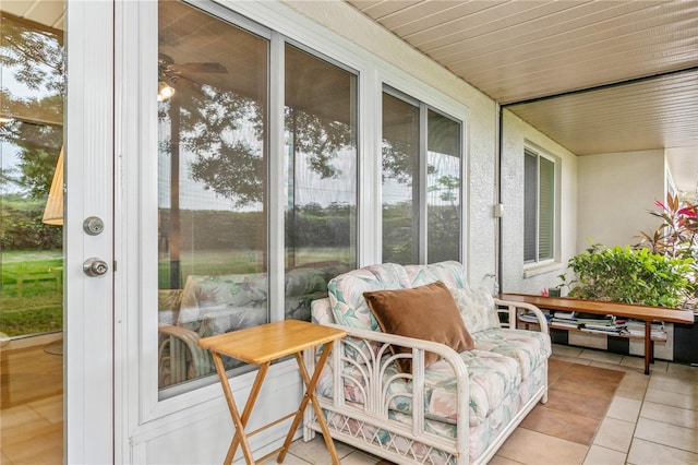 sunroom with ceiling fan