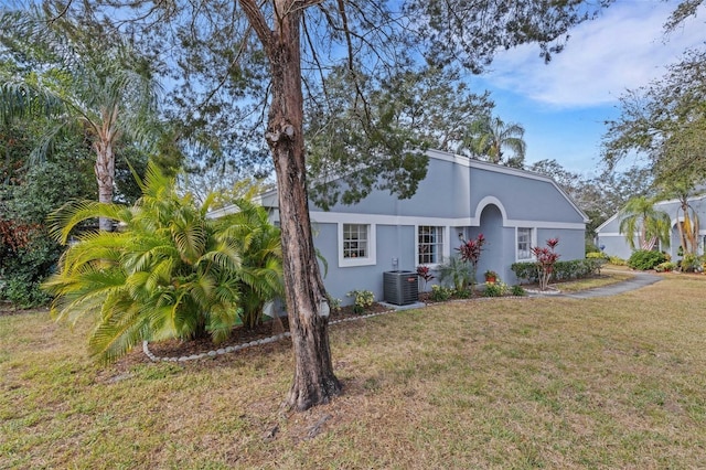 view of front of home featuring central air condition unit and a front lawn