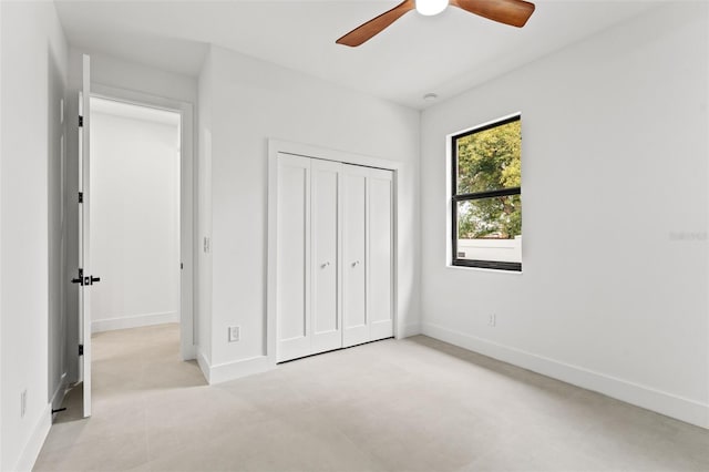 unfurnished bedroom featuring ceiling fan and a closet