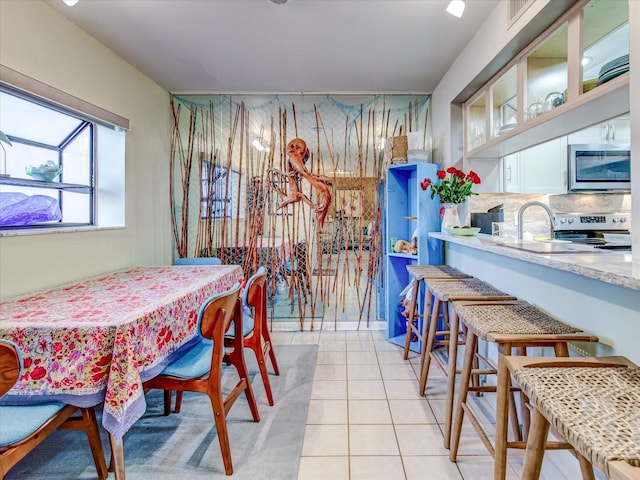 dining room featuring light tile patterned floors