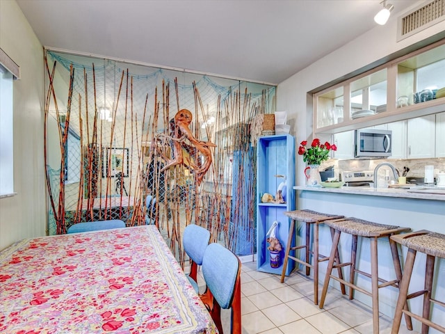 dining room with light tile patterned floors