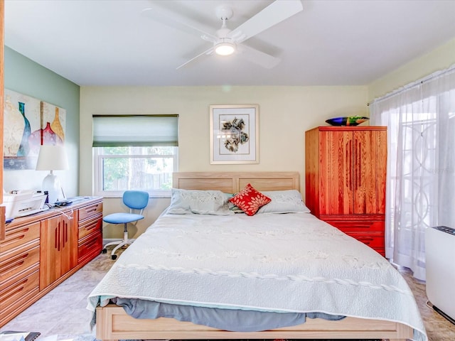 bedroom with ceiling fan