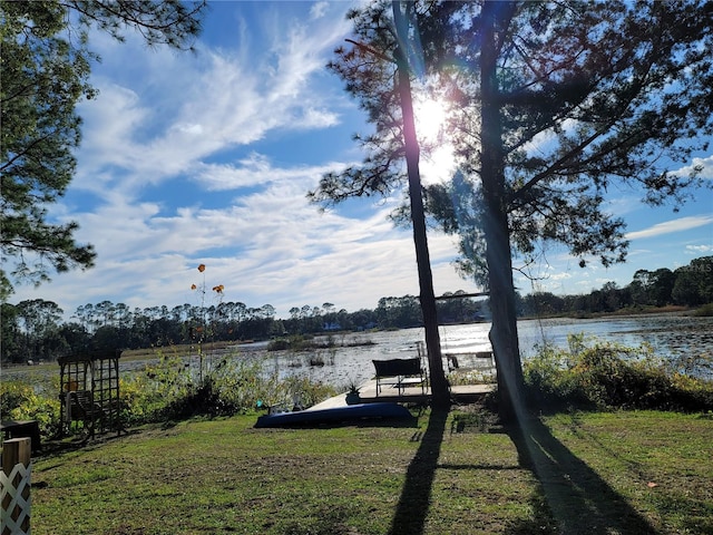 view of yard featuring a water view