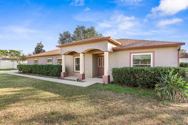 view of front of house featuring a front lawn